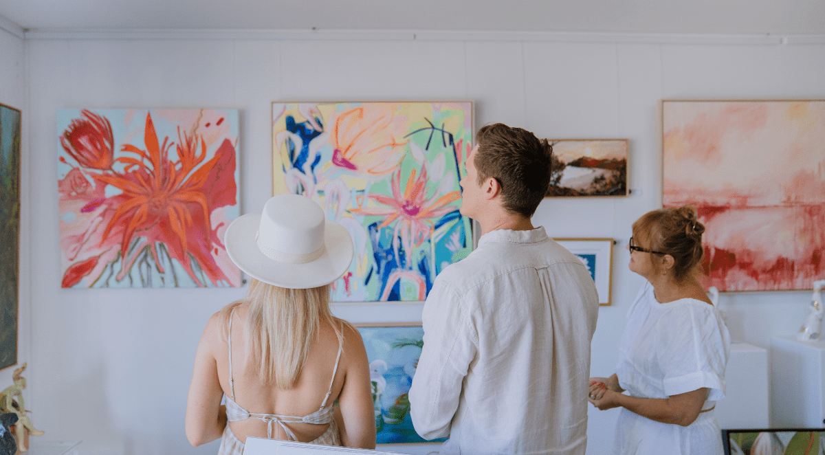 couple in art gallery in cabarita beach