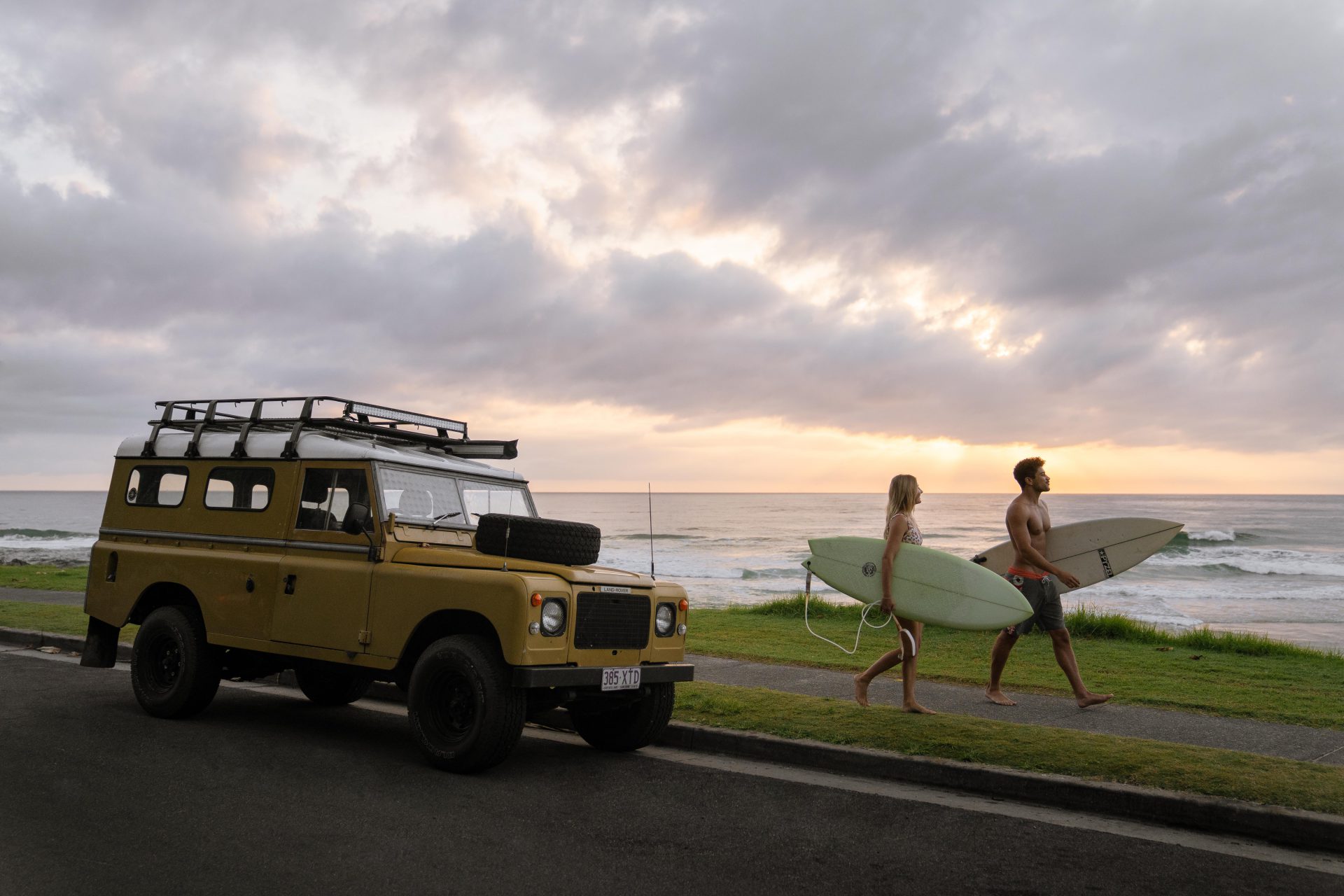 DSC00458 couple with surfboards retro landcruiser