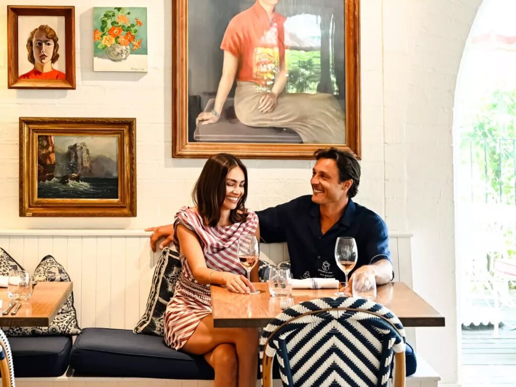 couple dine at paper daisy